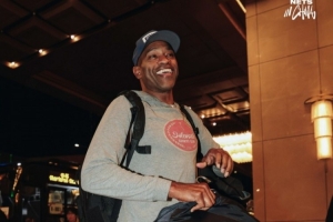 篮网已抵达澳门备战中国赛！球队名宿卡特也来了！