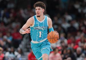 拉梅洛-鲍尔8投5中&三分6中4得到15分5板4助 但也有5失误4犯规