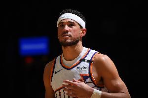 布克：见证过邓肯、科比和司机的一人一城 也想像他们和库里那样