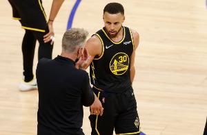 距找到常规轮换模式有多远？科尔：没到那一步 我们需要库里回来