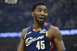 是个好断！米切尔贴防掏球维金斯被吹犯规 骑士挑战成功