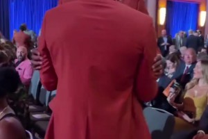 热火三巨头还缺一个！波什和韦德在名人堂红毯重聚，热情相拥