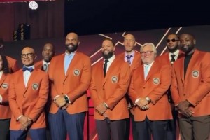 2025年名人堂成员集体合影 现在的新球迷还认得出是谁吗🤔