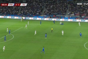 太鲁莽了！！琼阿梅尼放铲正中对方小腿，裁判出示红牌