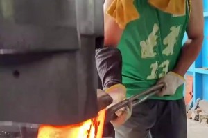 穿着郭艾伦球衣打铁？哥们你太有才啦😂