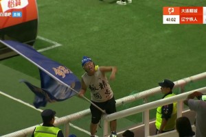 大连天凉了😂！导播给到大连王大爷特写，王大爷也穿上了背心