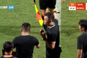 离谱！铜梁龙球员踢到对手肚子，裁判耳麦失灵VAR黑屏最终无点球